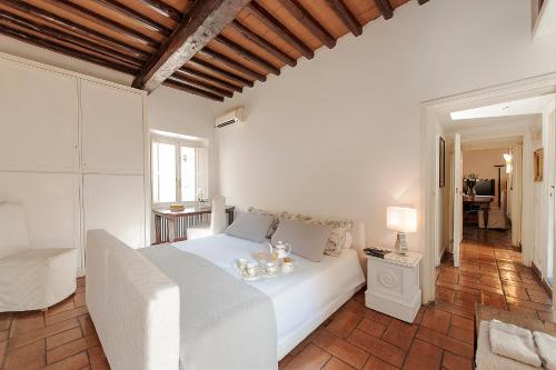 Condotti - 60 mt from Spanish steps