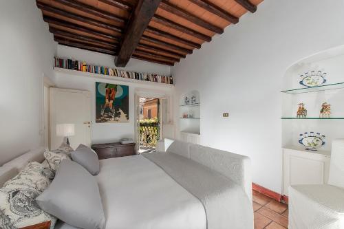 Condotti - 60 mt from Spanish steps