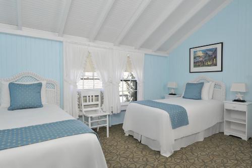 Un pat sau paturi într-o cameră la Pequot Hotel