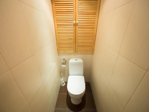 モスクワにあるU-Apart SKYの小さなバスルーム(木製の窓のあるトイレ付)