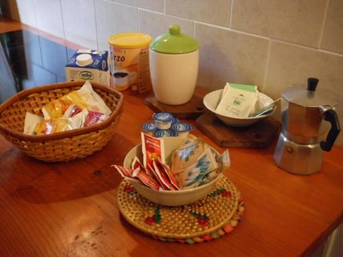 a counter top with a bowl of food and a basket of snacks at Stasion Di Pueste in Nogaredo Al Torre