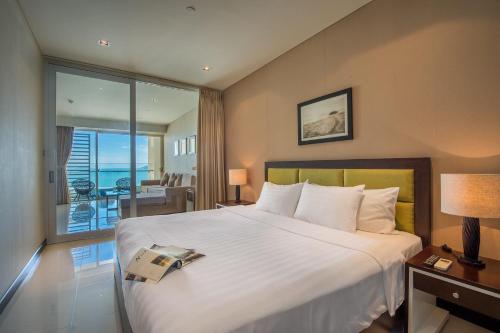 En eller flere senger på et rom på Luxury Sea View Apartment