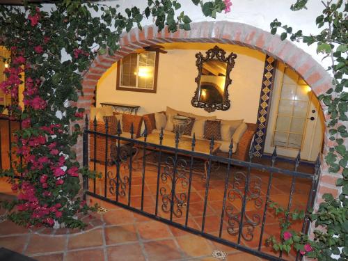 una sala de estar con una puerta de hierro con sillas y flores en Tuscan Springs Hotel & Spa, en Desert Hot Springs