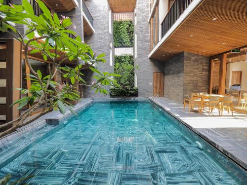 an infinity pool in a house with a table and chairs at Mai's Boutique in Da Nang