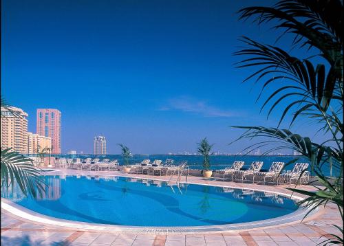 Bazén v ubytování Corniche Hotel Sharjah nebo v jeho okolí