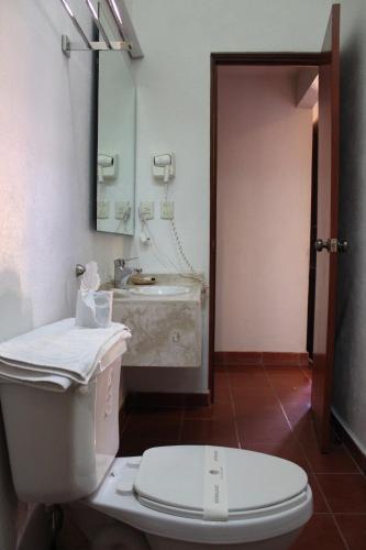 y baño con aseo y lavamanos. en Hotel Hacienda Don Cenobio, en San Pablo Villa de Mitla