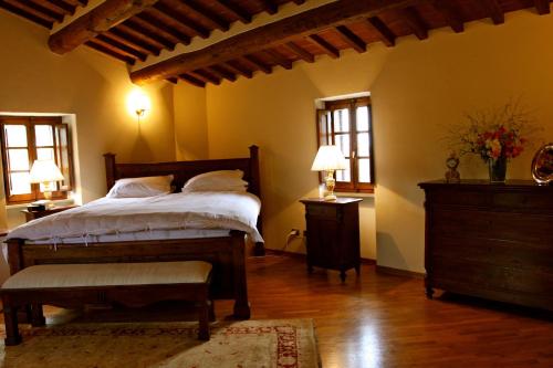 una camera con un grande letto e due finestre di Villa Cavagnetti a Pietralunga