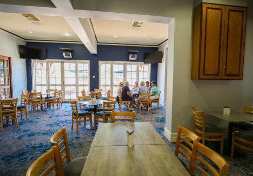 Un restaurante u otro lugar para comer en Esplanade Hotel Busselton
