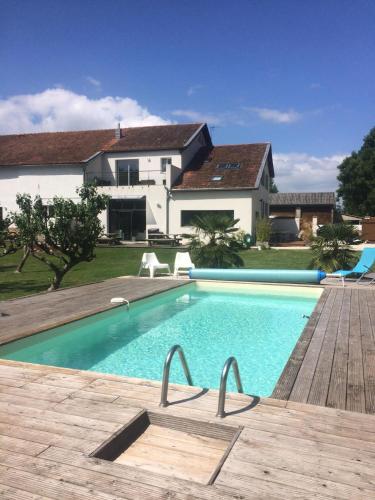 une piscine devant une maison dans l'établissement B&B La Laiterie de Fontpatour, à Vérines