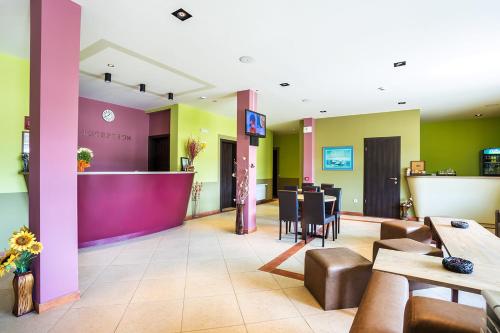 un vestíbulo con paredes coloridas, mesas y sillas en Dragoman Hotel, en Dragoman