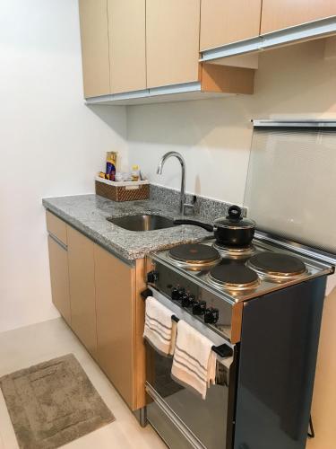 Η κουζίνα ή μικρή κουζίνα στο One Bedroom Apartment at Sundance Residences with Hi-Speed WiFi