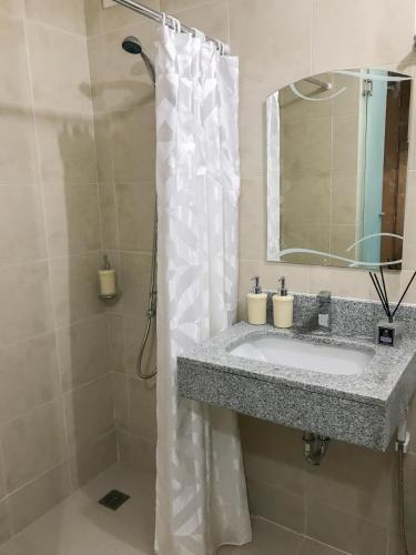 Ένα μπάνιο στο One Bedroom Apartment at Sundance Residences with Hi-Speed WiFi