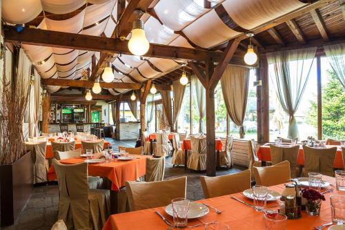 un restaurante con mesas y sillas con manteles naranjas en Dragoman Hotel, en Dragoman