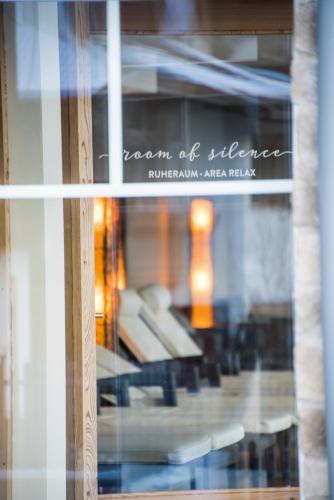 a reflection of a bench in a window at Hotel Waldhof in Perca
