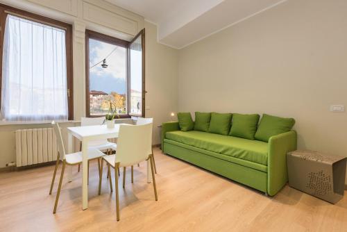 Una sala de estar con un sofá verde y una mesa. en RUBELE40, en Verona