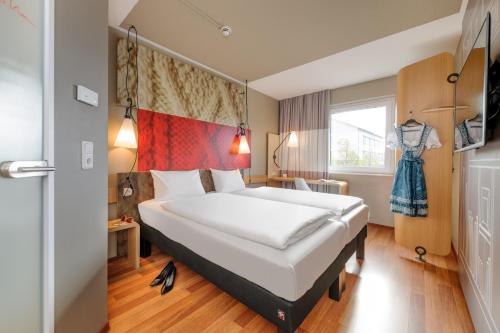 Postel nebo postele na pokoji v ubytování ibis Hotel München Messe
