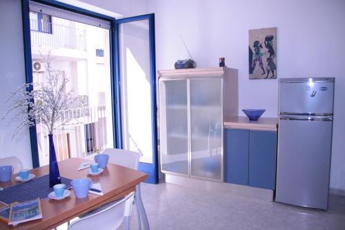 オートラントにあるOtranto Blue Biloのキッチン(冷蔵庫、テーブル付)、窓が備わります。