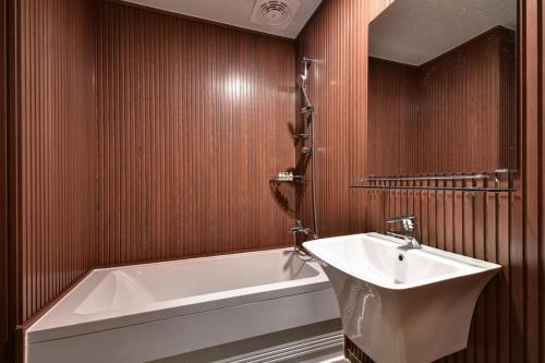 Bilik mandi di Sea Moon Tourist Hotel