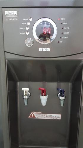 a close up of a machine with different types of cups at 龍園旅館Long Yuan Hotel in Budai