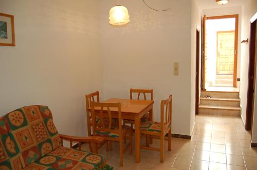 a dining room with a table and chairs and a window at Rinconada Real Bungalows- Ap2000 in Benidorm