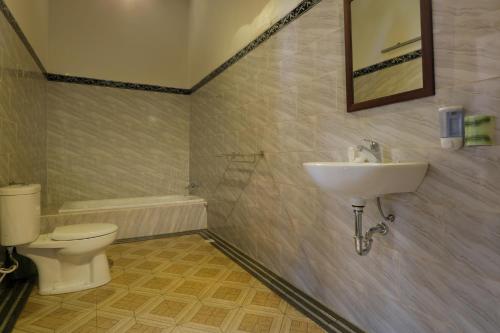 Crystal Bay Villa & Residence في نوسا بينيدا: حمام مع مرحاض ومغسلة