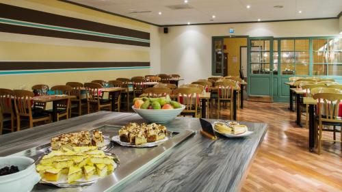 Comida en o cerca de este hotel