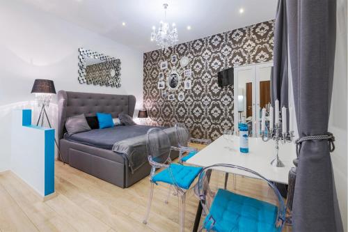 PARKING, AC, 2 Bedroom design flat in the center