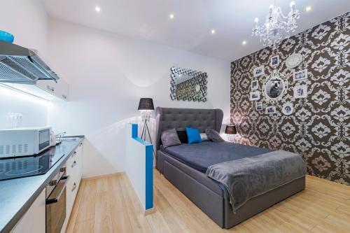 ブダペストにあるPARKING, AC, 2 Bedroom design flat in the centerの小さなベッドルーム(ベッド1台付)が備わるキッチン付きのアパートメントです。