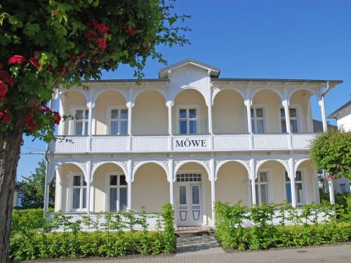 ein großes weißes Gebäude mit dem Textfilm drauf in der Unterkunft Haus Möwe - Apt. 013 in Ostseebad Sellin