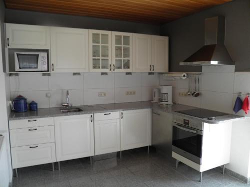 Una cocina o kitchenette en Ferienhaus Krabbe 1 Schmiedeberg Timmendorfer Strand Niendorf