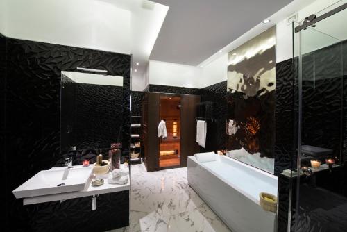 La salle de bains est pourvue d'une baignoire, d'un lavabo et d'une douche. dans l'établissement Costa di Bussia, à Monforte dʼAlba