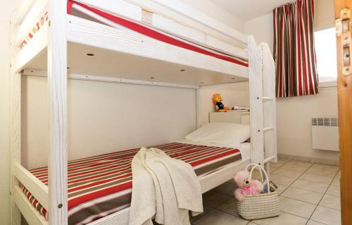 Dormitorio infantil con litera en Résidence Odalys Les Hauts de Salavas, en Salavas