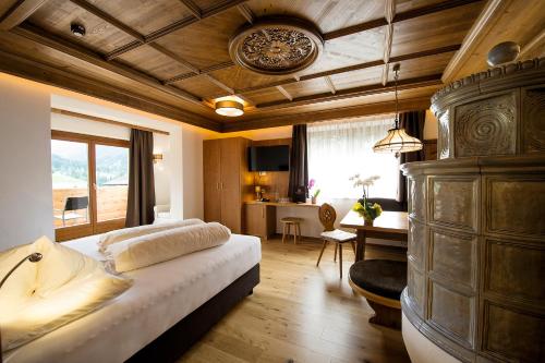 1 dormitorio con 1 cama y escritorio en una habitación en Der Paternwirt, en Maria Luggau