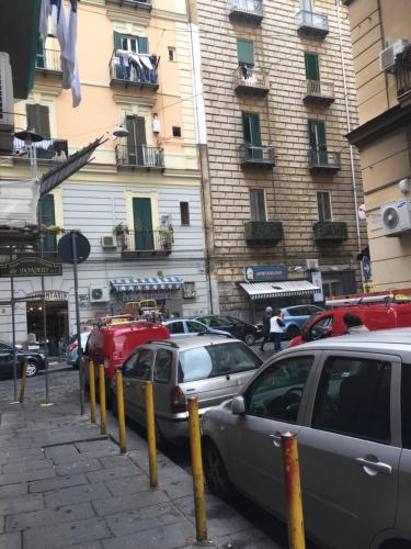 un parking avec des voitures garées devant les bâtiments dans l'établissement Le Perle di Napoli, à Naples