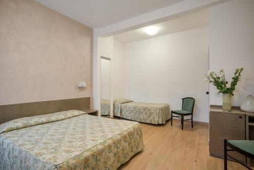 Ένα ή περισσότερα κρεβάτια σε δωμάτιο στο Hotel Garibaldi