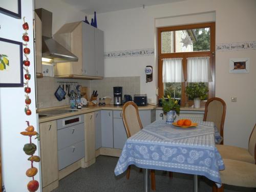 une cuisine avec une table et un chiffon de table. dans l'établissement Ferienwohnung Haus "Anna", à Bad Blankenburg