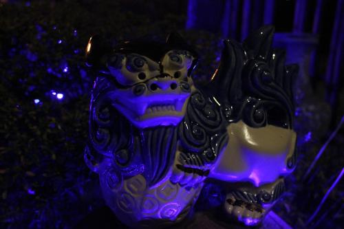 a purple and white statue of a dog with its mouth at Okinawa Minshuku Kariyushi in Shirahama