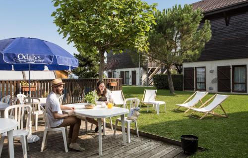 Taman di luar Résidence Odalys Les Chalets d'Evian