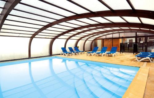 Kolam renang di atau dekat dengan Résidence Odalys Les Chalets d'Evian