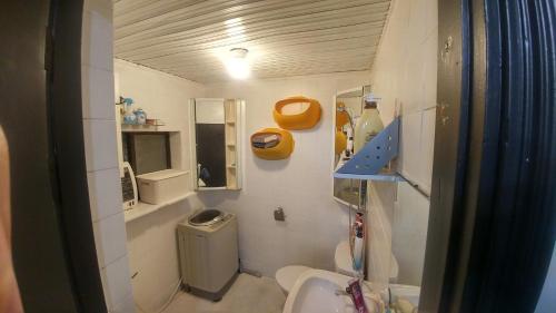 La petite salle de bains est pourvue de toilettes et d'un lavabo. dans l'établissement Dalbit stay Seodaejeon, à Daejeon