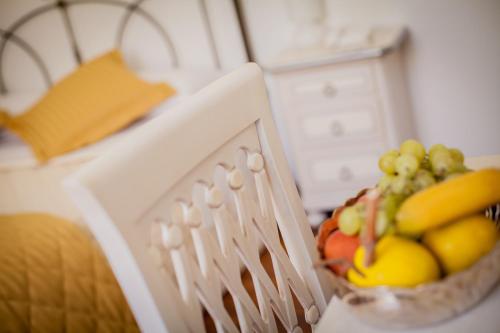 un bol de fruta sentado en un mostrador de cocina en Il Portico Camere e Caffè - centro Città, en Savignano sul Rubicone