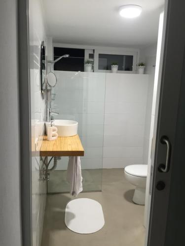 łazienka z umywalką i toaletą w obiekcie Apartamento Playa Encantador w Puerto del Carmen