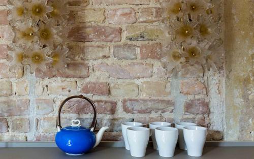 a group of white cups and a blue tea pot at Brilliant Apartments in Berlin