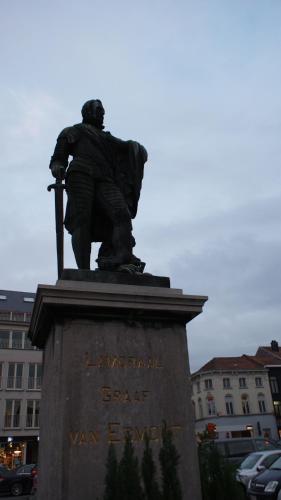 a statue of a man on top of a monument at B&B-Fine Fleur in Zottegem