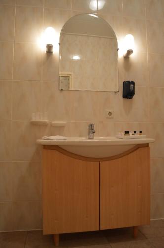 a bathroom with a sink and a mirror at Herberg Sellingen in Sellingen