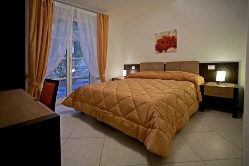 韋內雷港的住宿－蓋幣艾尼I酒店，一间卧室设有一张大床和一个窗户。