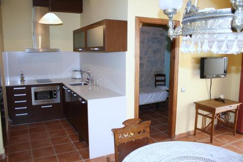 een keuken met een wastafel en een aanrecht bij Apartamentos Doña Candida in Valderrobres