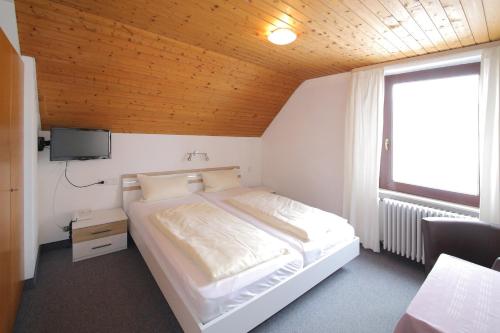 Postel nebo postele na pokoji v ubytování Hotel Platzhirsch
