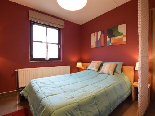 Katil atau katil-katil dalam bilik di Peaceful Cottage in Ardennes with Private Terrace