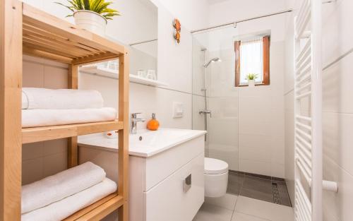 Ein Badezimmer in der Unterkunft Apartments Frgacic I